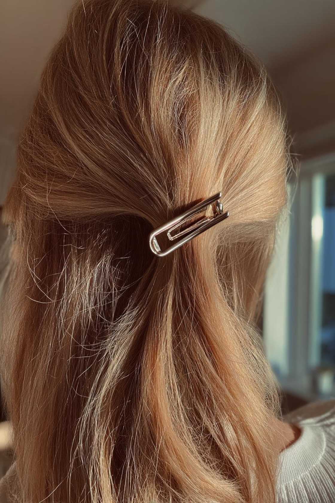 12+ Adorable Back to School Hairstyles with Bows & Clips You Need to Try. - 25. Simple Side Clip Style