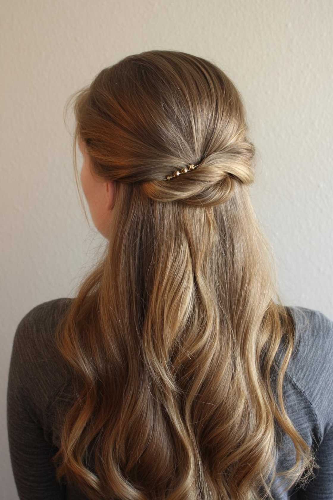 15+ Chic & Comfy Airport Hairstyles for Your Next Trip (Travel in Style!) - 1. The Top Knot