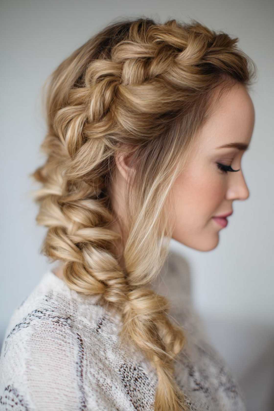 15+ Chic & Comfy Airport Hairstyles for Your Next Trip (Travel in Style!) - 5. The Sleek Bun