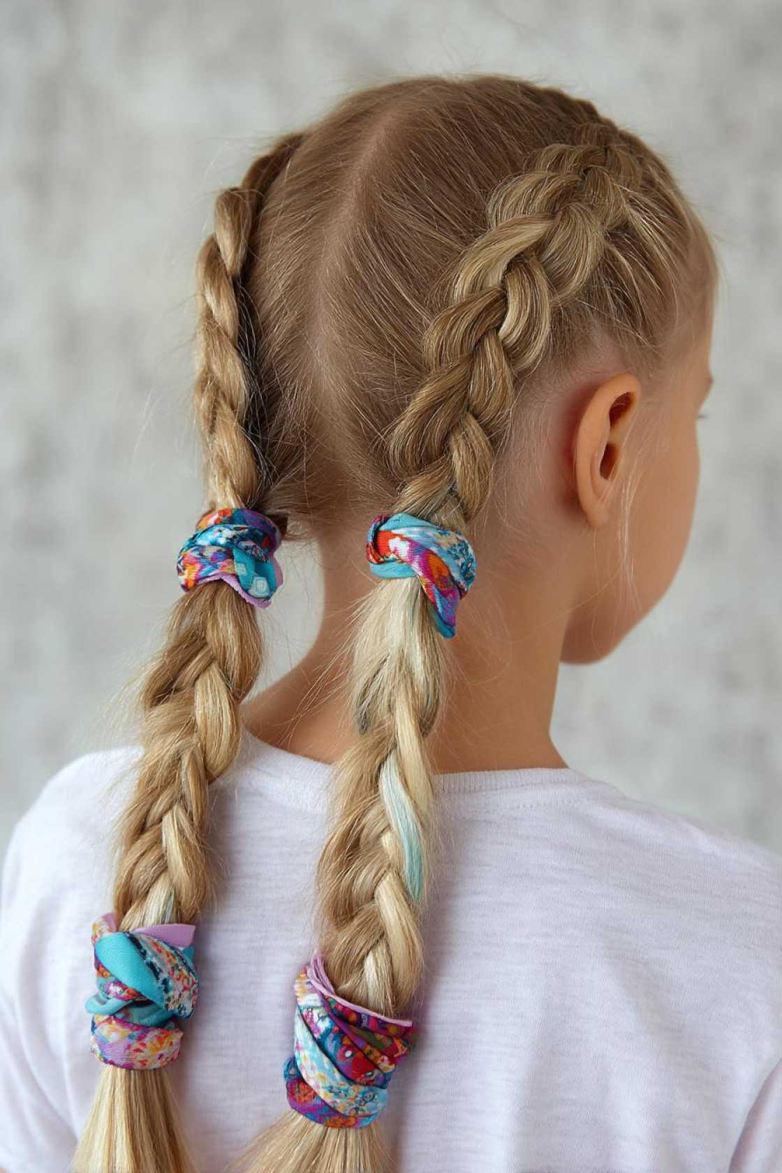 15+ Chic & Comfy Airport Hairstyles for Your Next Trip (Travel in Style!) - 12. The Dutch Braid