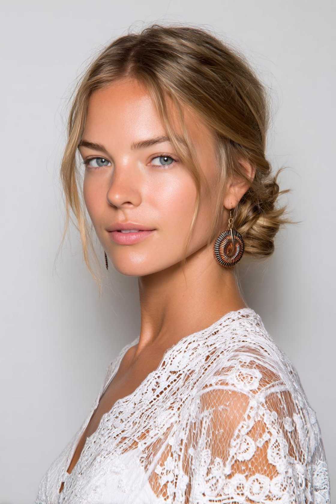 15+ Chic Summer Updos for Medium Hair (Easy Styles to Beat the Heat!). - 6. Side Swept Updo