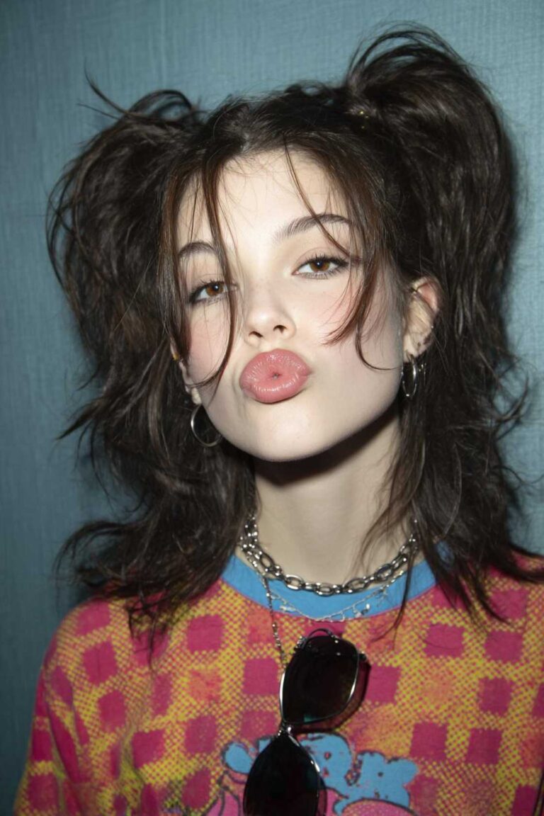 Beyond Flannel: 20+ Effortlessly Cool 90s Grunge Hair Ideas (Think Undone & Authentic!).