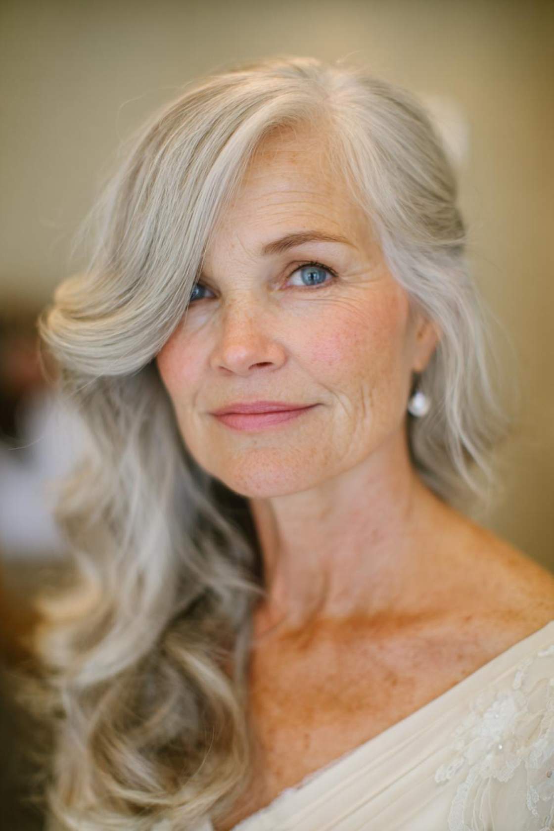 Classy Choices: 18+ Mother of the Groom Hairstyles (Updos, Bobs, Soft Waves). - 19. Soft Waves with a Side Part