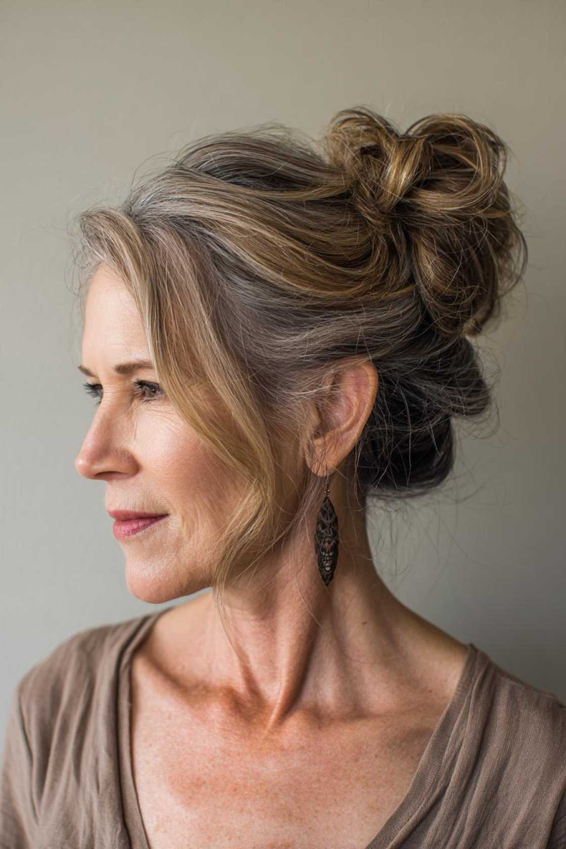 From Short Bobs to Elegant Updos: 15+ Flattering Hairstyles for the Mother of the Groom. - 4. Messy Bun