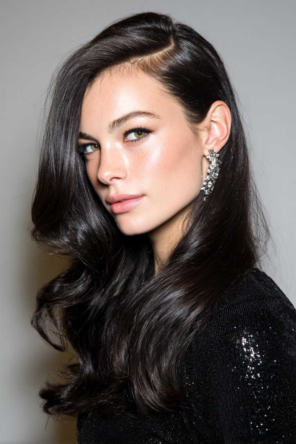 From Summer Breeze to Autumn Leaves: 18+ Transition Hair Ideas for Fall. - 16. Deep Side Part