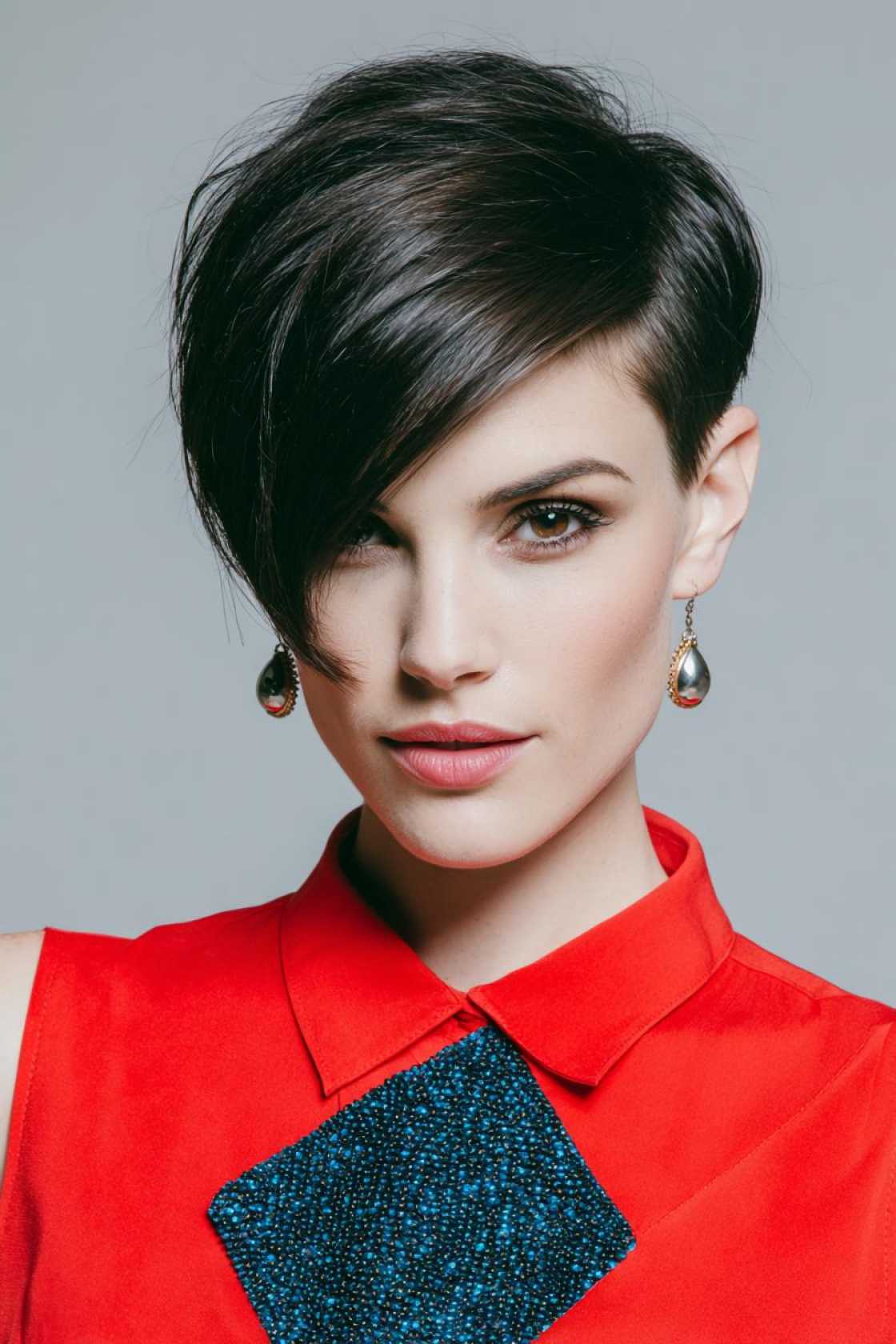 Throwback Beauty: 12+ Unforgettable 90s Pixie Haircuts We Still Love. - 10. The Deep Side Part Pixie